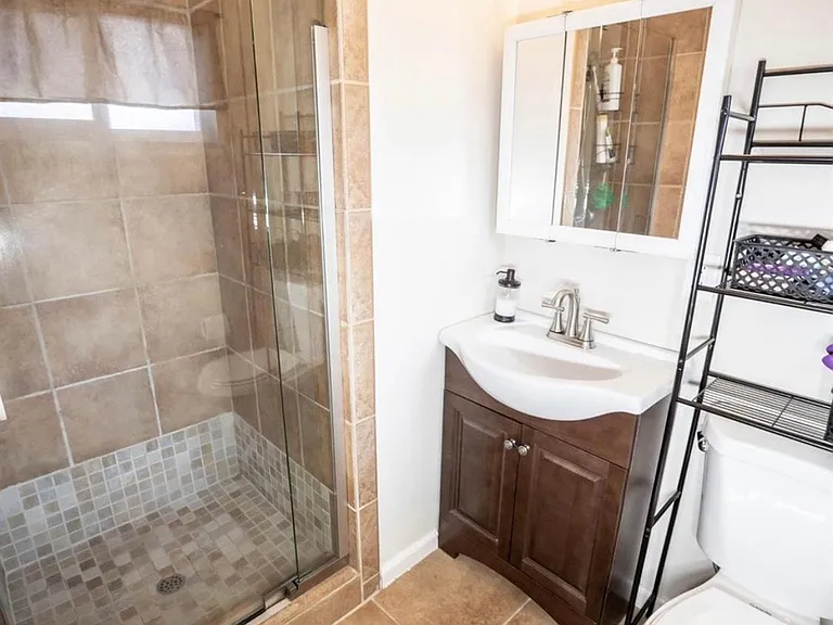 210 Canterbury Ave — Photo 28
