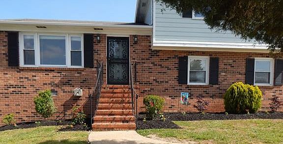 3rd image of 3909 Gloucester Dr