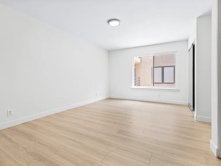 2121 Beloit Ave #112 — Photo 8