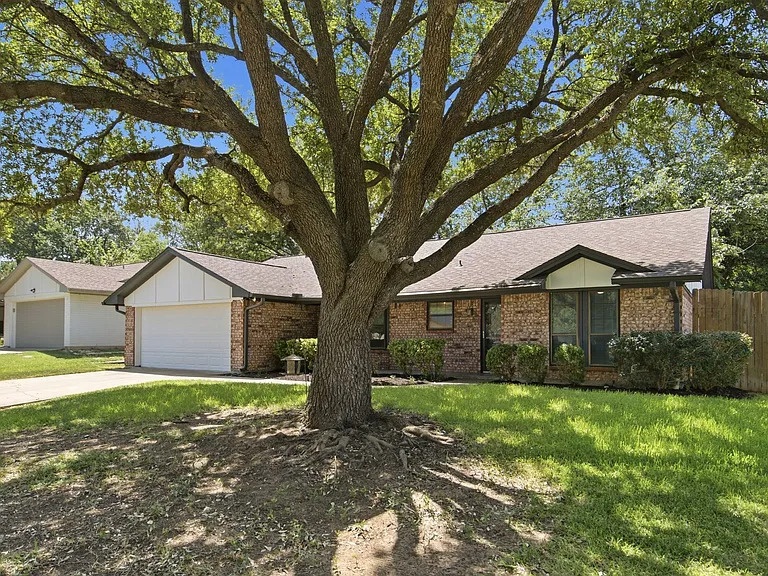 2223 Sierra Dr — Photo 2