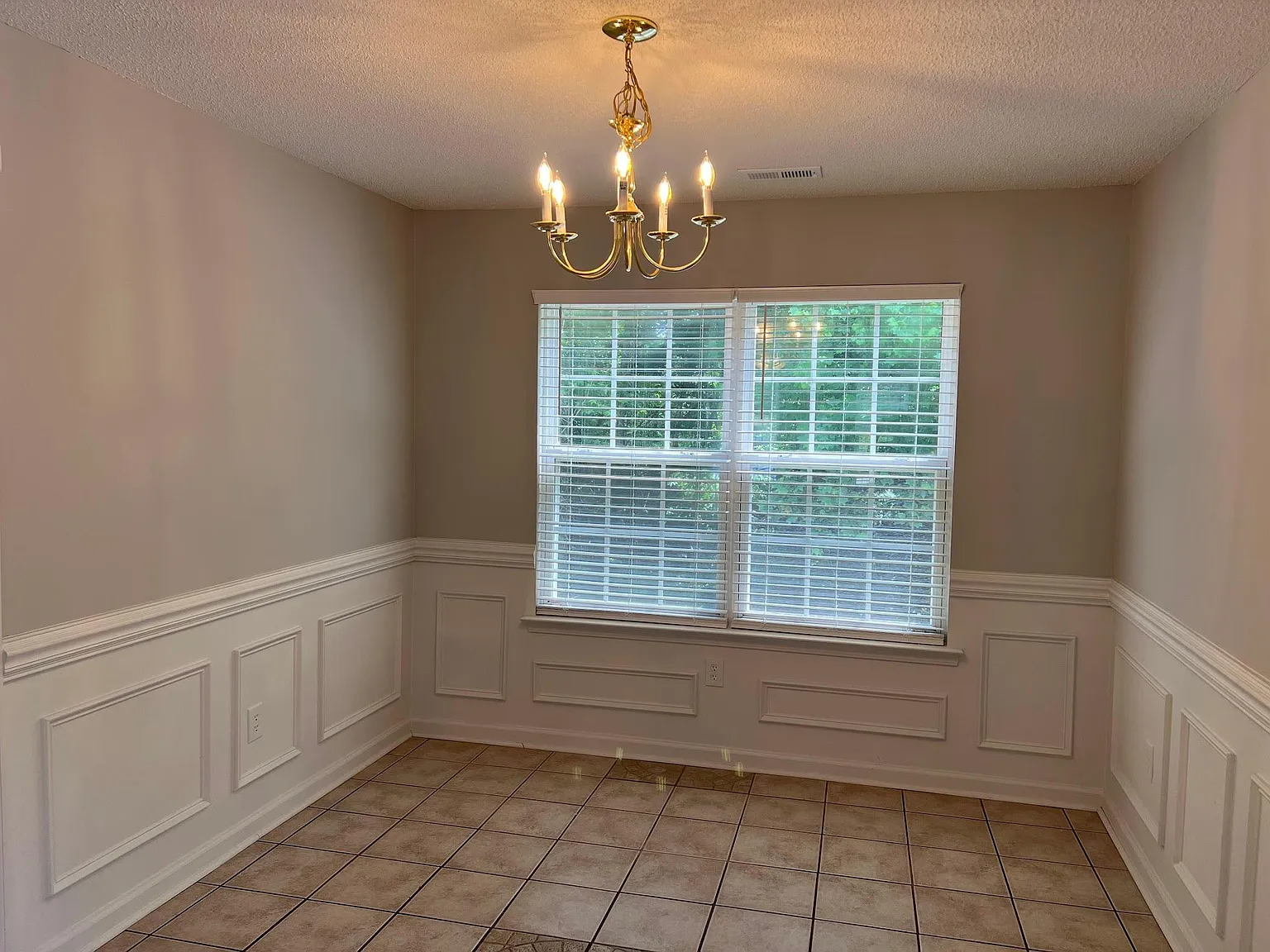 3 bed, 2.5 bath, 1552 sqft, $1,800 — Photo 4