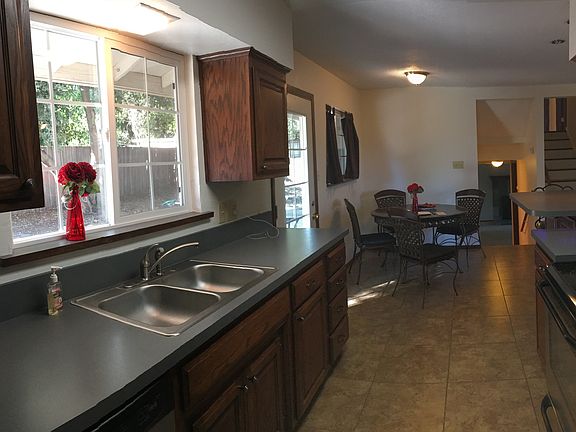 3rd image of 3911 Yellowstone Ln