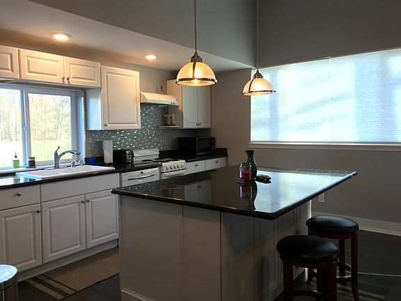 Kitchen w Large Storage Island