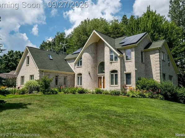 9984 Maple Valley Dr, Clarkston, MI 48348