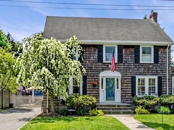 18 Pickwick Rd, Marblehead, MA 01945