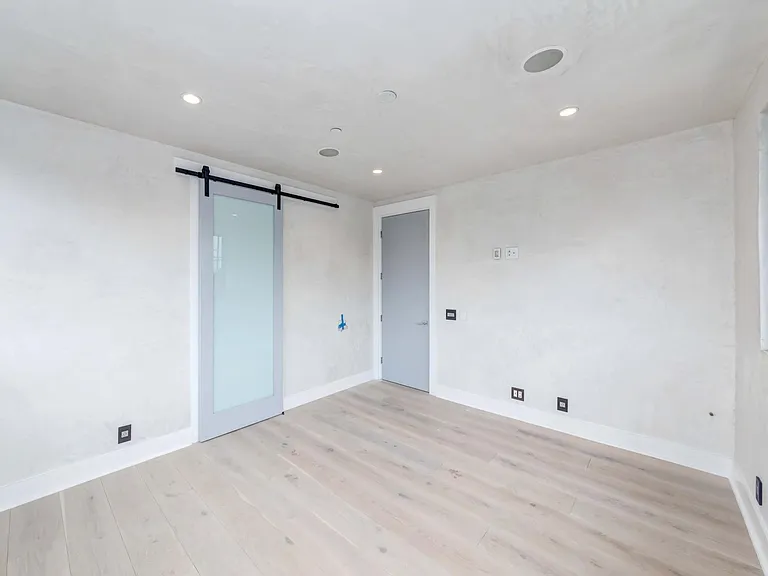 18538 Amie Ave — Photo 34