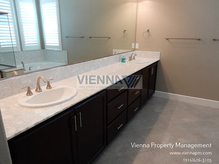 5635 Saratoga Cir — Photo 16