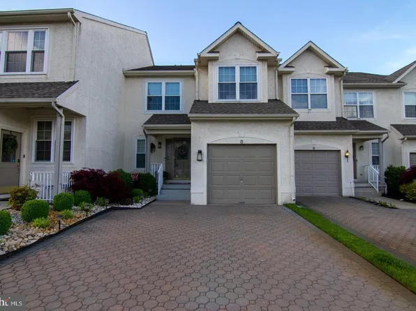 8 Heron Pointe Ct, Marlton, NJ 08053