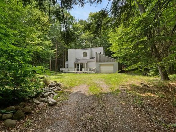 421 King Arthur Rd, Pocono Lake, PA 18347