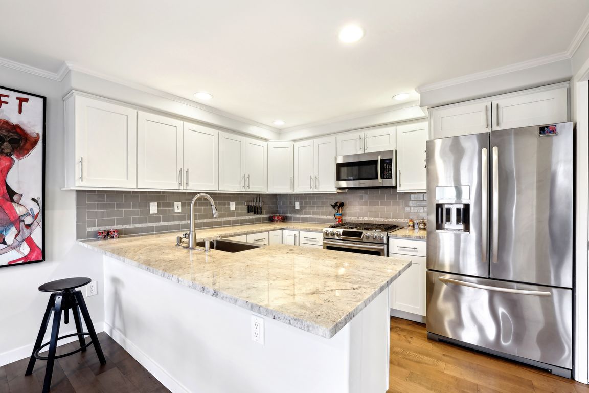 Dexter Ave N 202-012.jpg