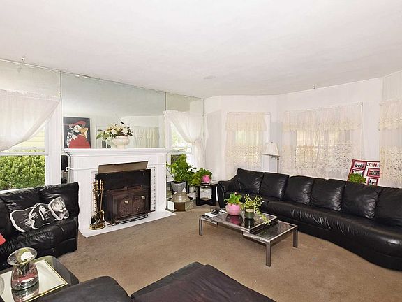 3rd image of 127 Bedell St