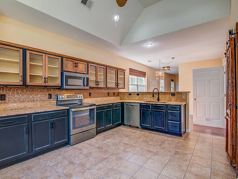135 Dorothy Dr — Photo 18