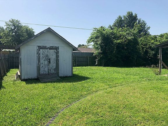 4th image of 1935 S Hickory Pl