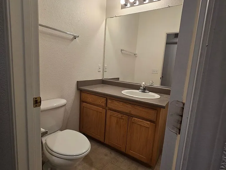 2068 W Merritt St — Photo 4