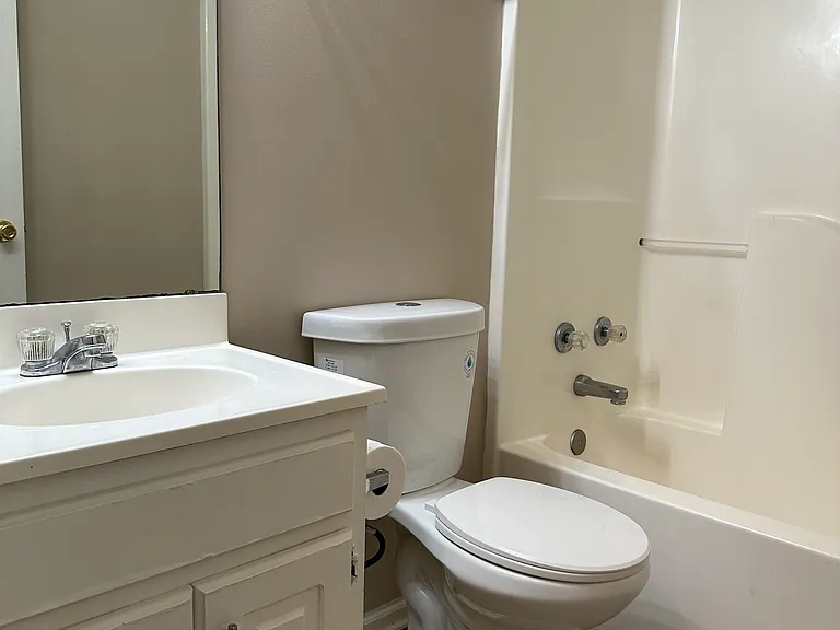 802 Johnston Cv — Photo 14