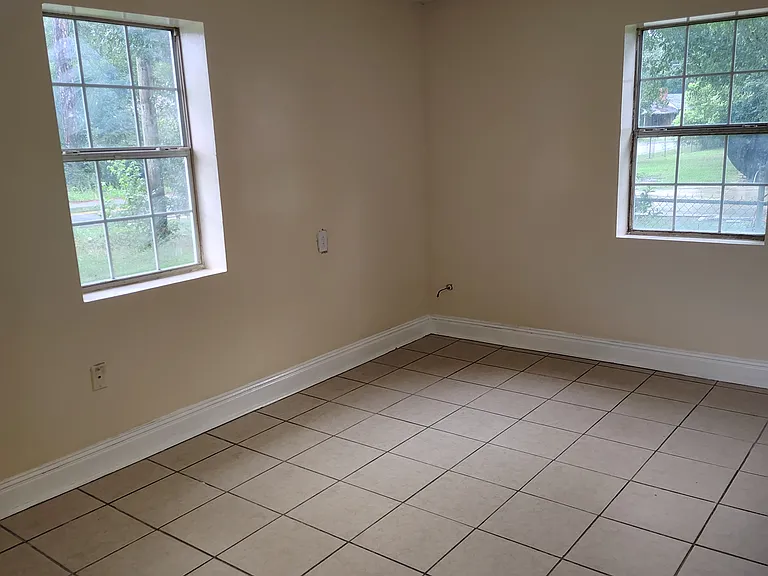 517 N Pine St — Photo 3