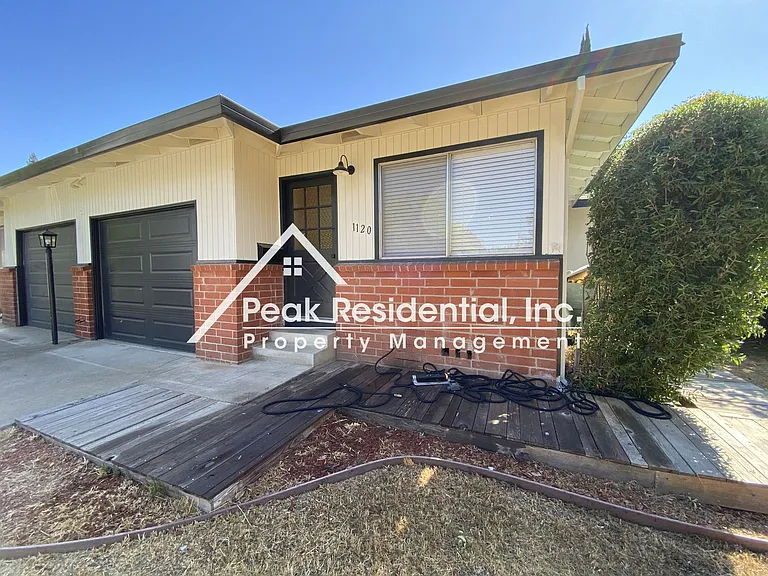 1120 Morton Ct — Photo 2