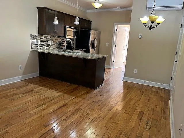 1 bed, 750 sqft, $1,050 — Photo 2