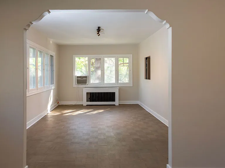Pollyanna Apartments — Photo 13