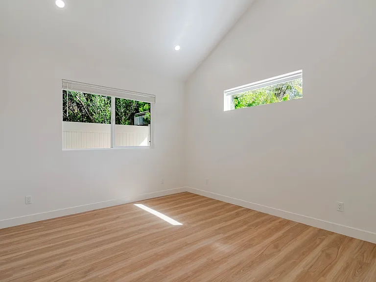 7570 Chaminade Ave — Photo 13