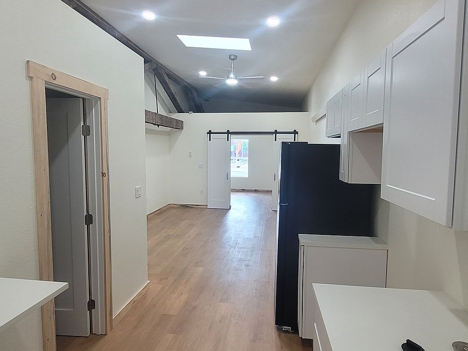 1st image of 401 Main St #C