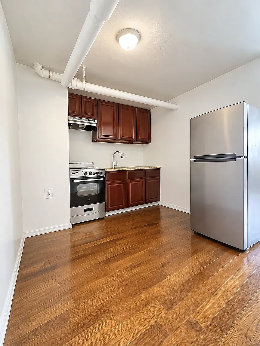 574 Jefferson Avenue — Photo 2
