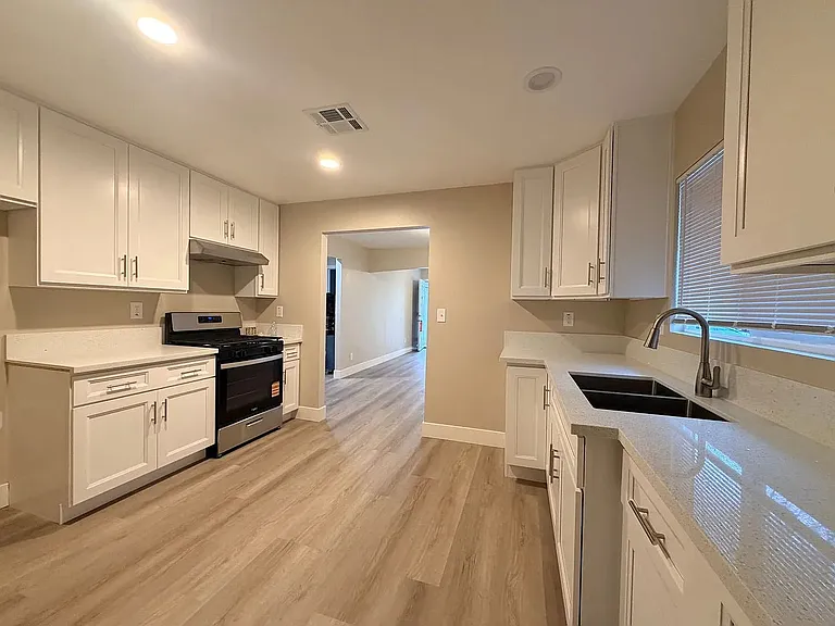 1550 N Pershing Ave — Photo 13