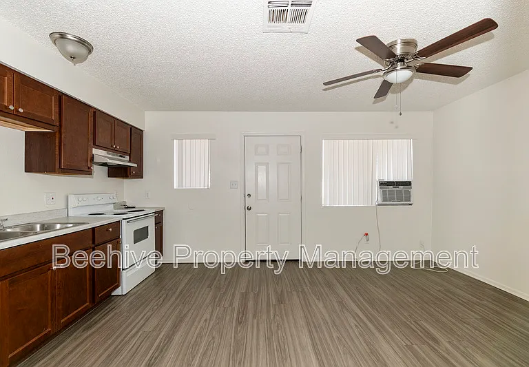 1502 E Adams St #2 — Photo 3