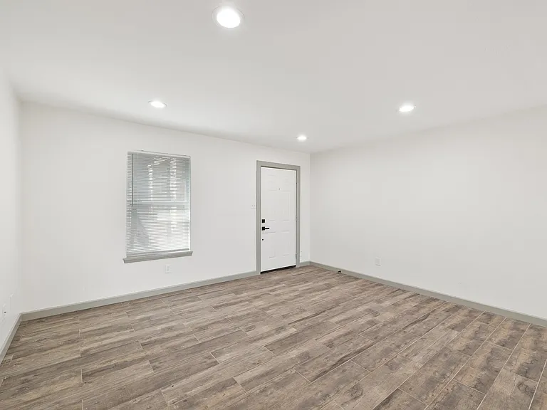 3900 N 6th St #6 — Photo 3