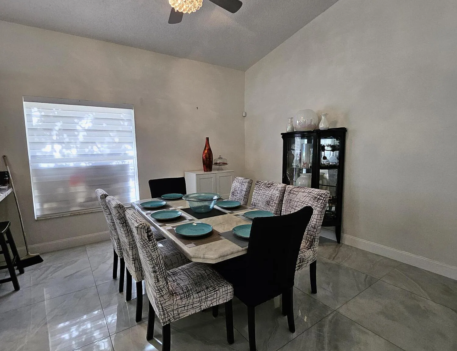 3 bed, 2.0 bath, 1627 sqft, $3,600 — Photo 3