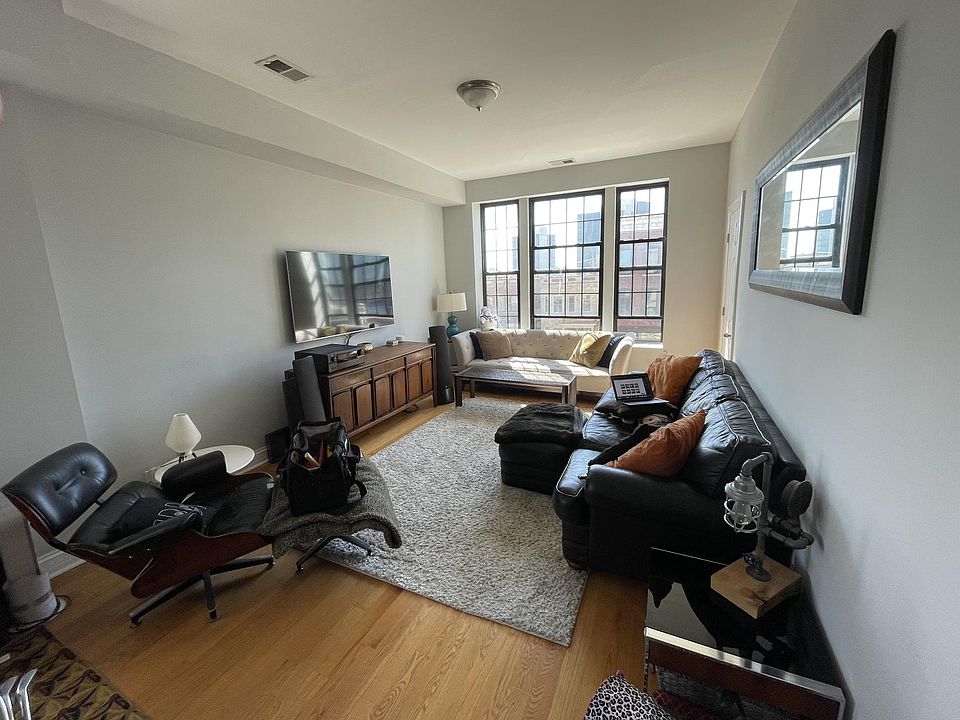 1st image of 2752 W Fullerton Ave