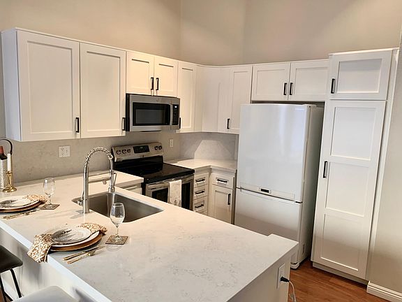 Gorgeous new quartz counters & full slab back splash