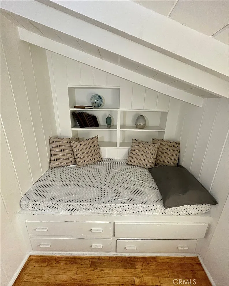 1 bed, 350 sqft, $2,400 — Photo 2