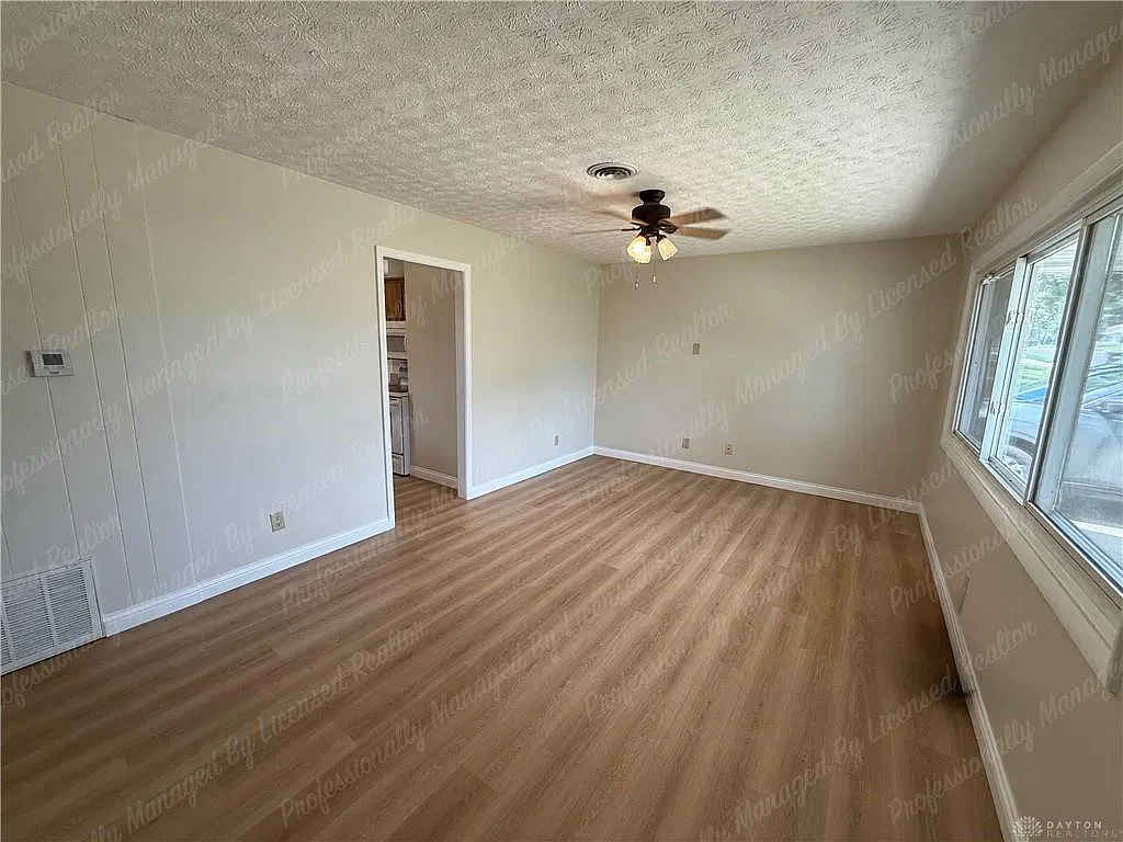 3 bed, 1.0 bath, 1008 sqft, $1,500 — Photo 3