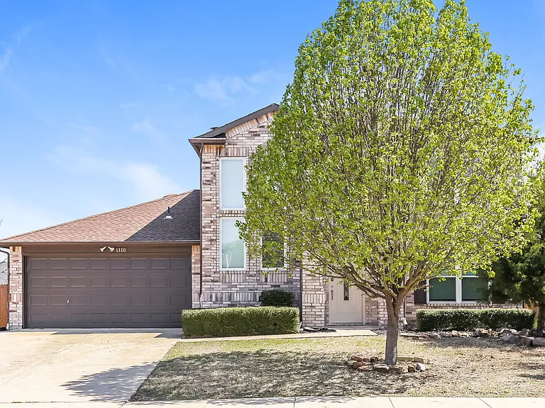 1110 Hampton Dr — Photo 1