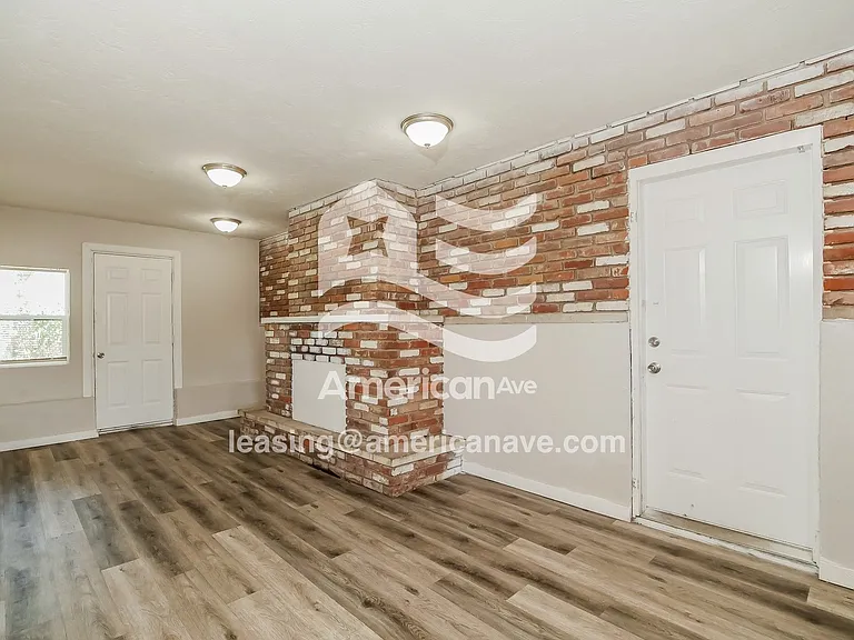 1833853_004_wm_-_living_room_13116452.jpg