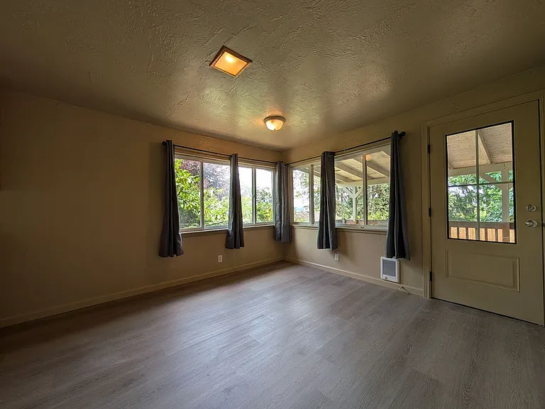 439 S 4th St — Photo 12