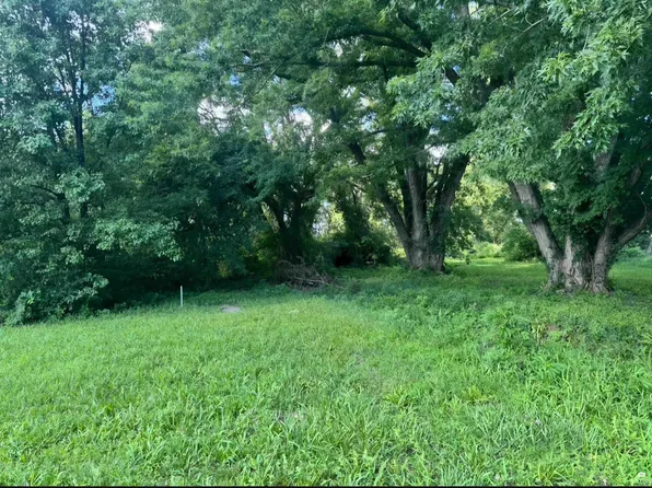 522 E Grandview Dr, Junction City, KS 66441