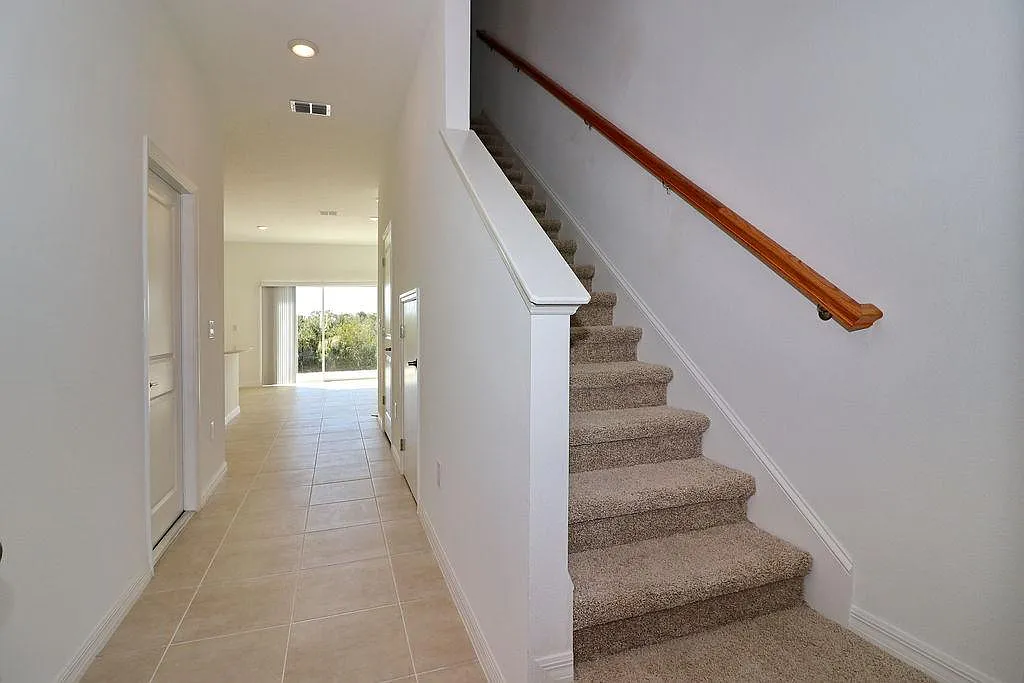 3 bed, 1373 sqft, $2,050 — Photo 3
