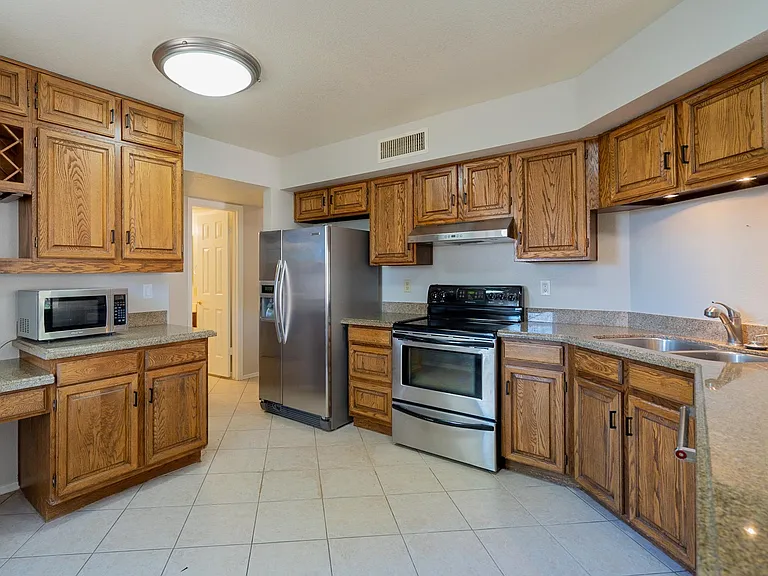 3980 E Graythorn St — Photo 2
