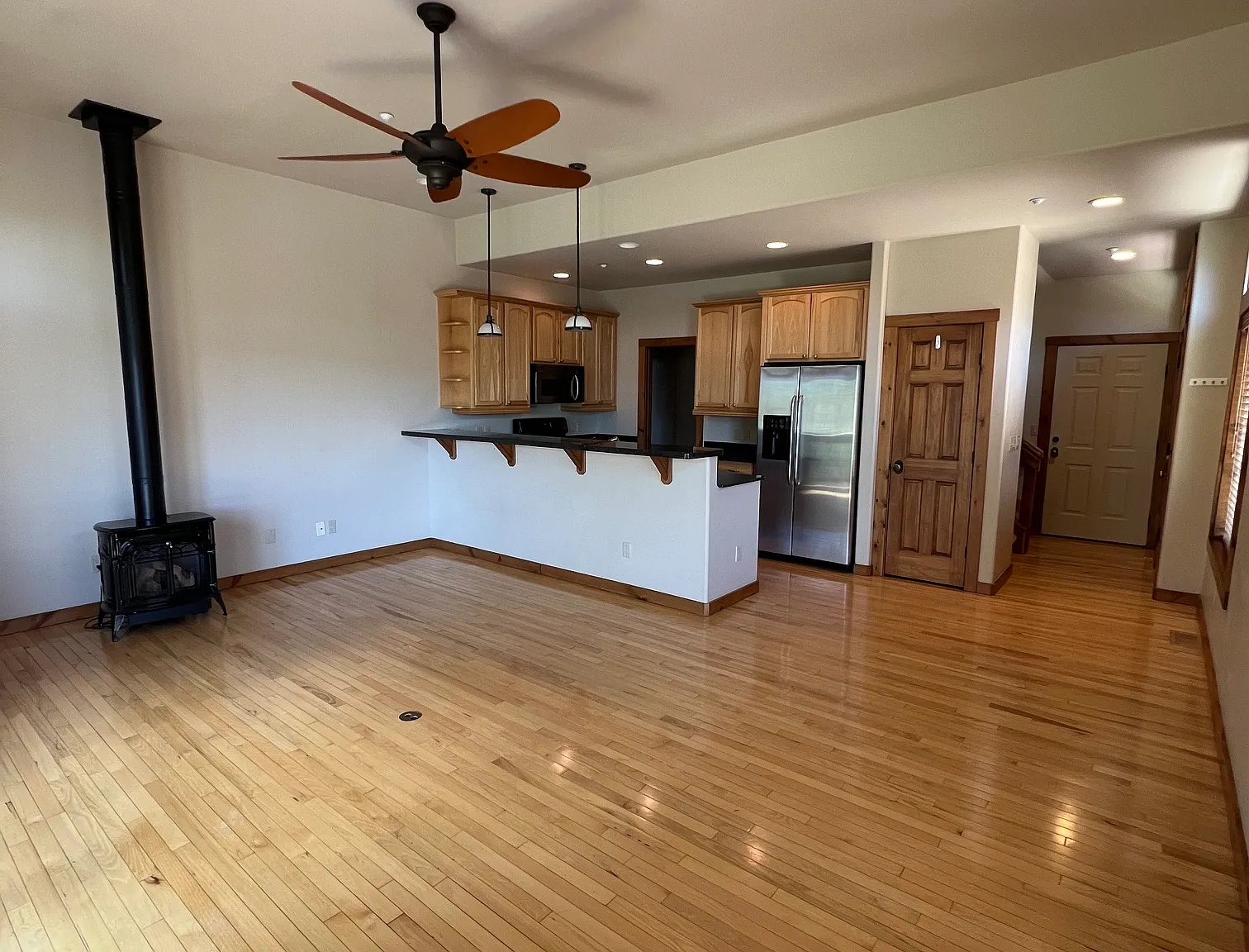 3 bed, 2.5 bath, 1642 sqft, $3,050 — Photo 4