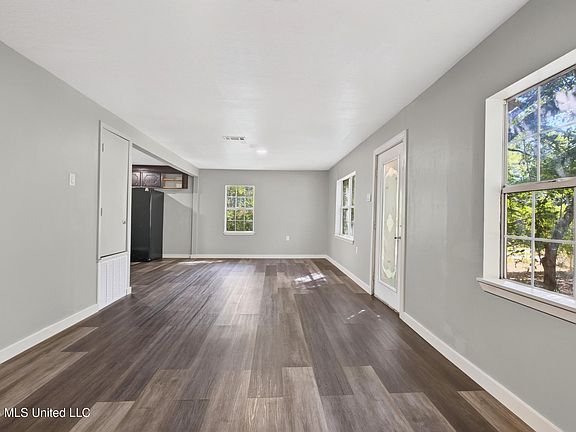 5th image of 1006 W Hinton Ave