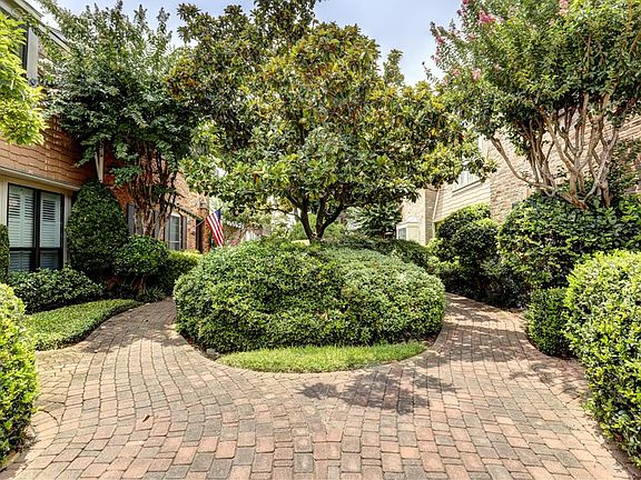 This is the view of the court yard as you enter this section of Briarwest