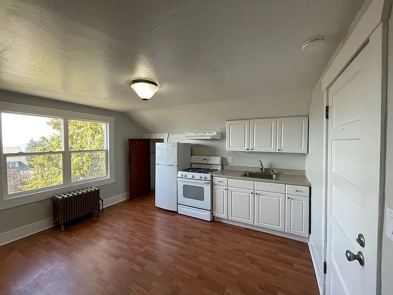 Clark Mansion- 11 Unit — Photo 6