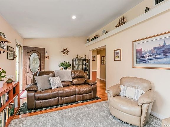 3rd image of 16 Seville Blvd