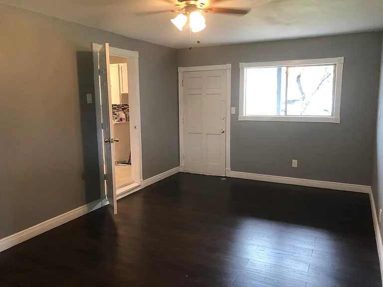 1518 Cambridge Dr — Photo 2