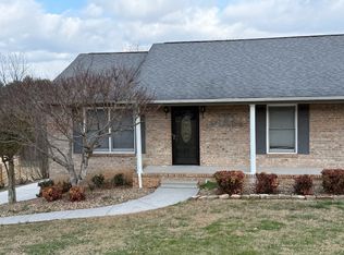 925 Weaver Hill Dr, Maryville, TN 37803