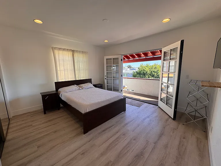 1339 S Mansfield Ave — Photo 9