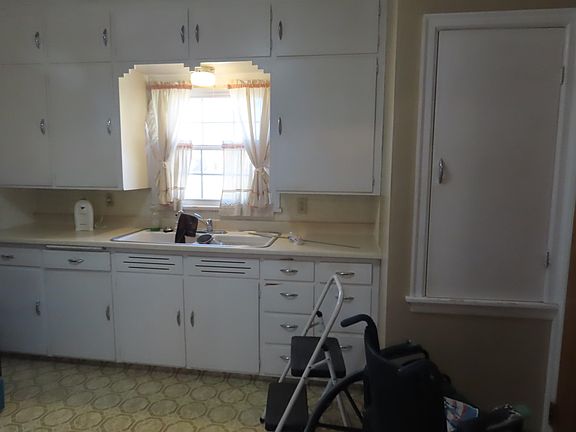 3rd image of 408 E 10th St