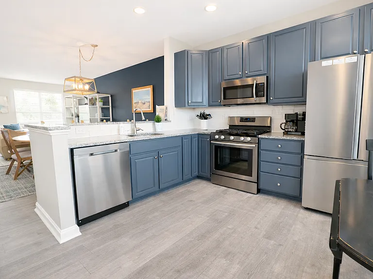 beautiful kitchen and new appliances